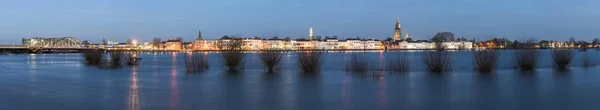 Inundación de Zutphen Ijssel de panorama en la hora azul —  Fotos de Stock