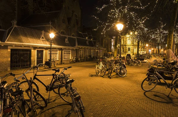 Grote Markt con bicicletas Haarlem en la noche — Foto de Stock
