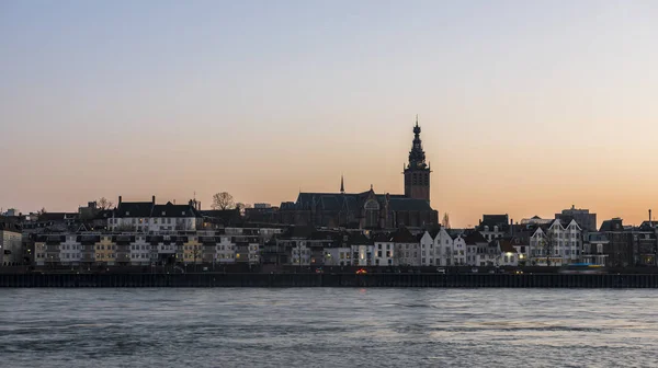 Nijmegen con el río Waal Stevenskerk — Foto de Stock
