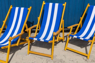 Terasta mavi sandalye