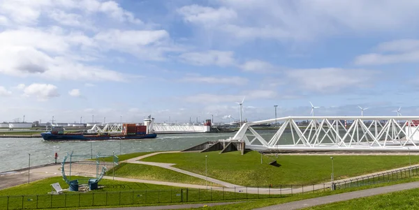 Containerskip ved Maeslantkering – stockfoto