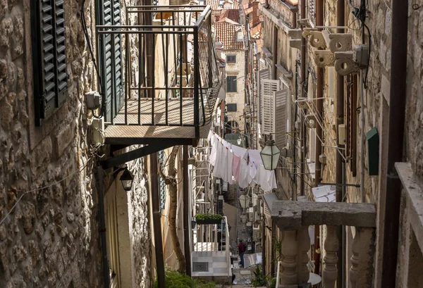 Dubrovnik liten gränd med tvätt — Stockfoto