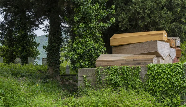 Ataúdes en el cementerio Alapinar Turquía — Foto de Stock