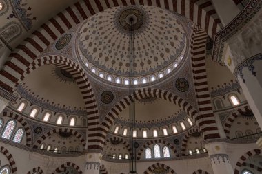 Ashgabat, Türkmenistan - 1 Haziran 2019: Ertuğrul Gazi Camii 'nin iç avlusu, beyaz ve mermer şehir Asjchabad' da Türkmenistan 'da büyük binalar ve simgeler.