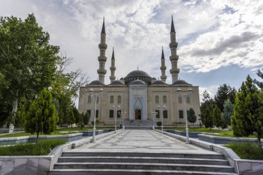 Ashgabat, Türkmenistan - 1 Haziran 2019: Beyaz ve mermer şehir Asjchabad 'daki Ertuğrul Gazi Camii, Türkmenistan' da büyük binalar ve simgeler.