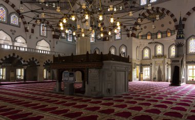 Ashgabat, Türkmenistan - 1 Haziran 2019: Ertuğrul Gazi Camii 'nin iç avlusu, beyaz ve mermer şehir Asjchabad' da Türkmenistan 'da büyük binalar ve simgeler.