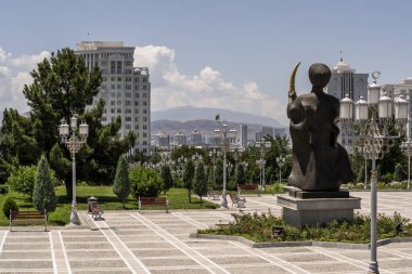 Asjchabad, Türkmenistan - 1 Haziran 2019: Beyaz ve mermer şehir Asjchabad Türkmenistan 'da büyük binalar, manzaralar ve parklar.