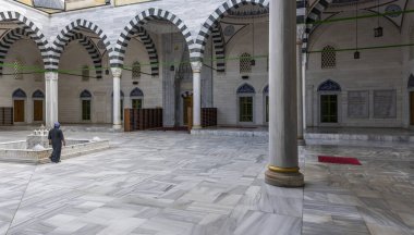 Ashgabat, Türkmenistan - 1 Haziran 2019: Ertuğrul Gazi Camii, avlu, beyaz ve mermer şehir Asjchabad 'da Türkmenistan' da büyük binalar ve simgelerle.