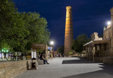 Khiva, Özbekistan - 5 Haziran 2019: Özbekistan 'ın eski şehir merkezi Khiva' da akşam yemeği.