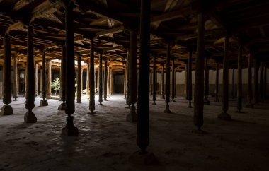 Khiva, Özbekistan - 5 Haziran 2019: Özbekistan 'ın eski Khiva kentinin merkezinde tahta sütunlu Juma camiinin içi.