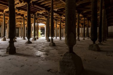 Khiva, Özbekistan - 5 Haziran 2019: Özbekistan 'ın eski Khiva kentinin merkezinde tahta sütunlu Juma camiinin içi.