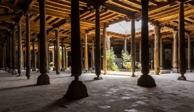 Khiva, Özbekistan - 5 Haziran 2019: Özbekistan 'ın eski Khiva kentinin merkezinde tahta sütunlu Juma camiinin içi.