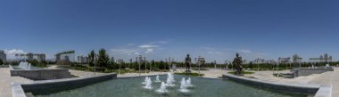 Asjchabad, Türkmenistan - 1 Haziran 2019: Beyaz ve mermer şehir Asjchabad 'ın panoraması Türkmenistan' da büyük binalar ve simgeler ve parklar.