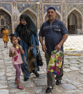 Samarka, Özbekistan - 9 Haziran 2019: Özbekistan 'ın merkezindeki Tillya-Kori Madrasah Meydanı.