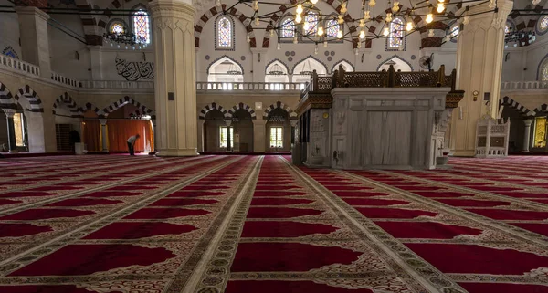 Ashgabat, Türkmenistan - 1 Haziran 2019: Ertuğrul Gazi Camii 'nin iç avlusu, beyaz ve mermer şehir Asjchabad' da Türkmenistan 'da büyük binalar ve simgeler.
