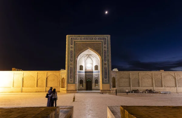 Bukhara Uzbequistão Junho 2019 Noite Com Pessoas Praça Mesquita Kalan — Fotografia de Stock