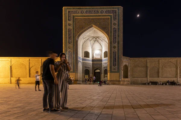 Bukhara Uzbequistão Junho 2019 Noite Com Pessoas Praça Mesquita Kalan — Fotografia de Stock