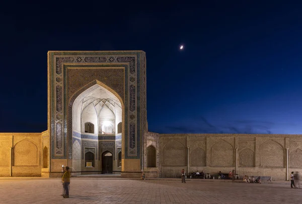 Bukhara Uzbequistão Junho 2019 Noite Com Pessoas Praça Mesquita Kalan — Fotografia de Stock