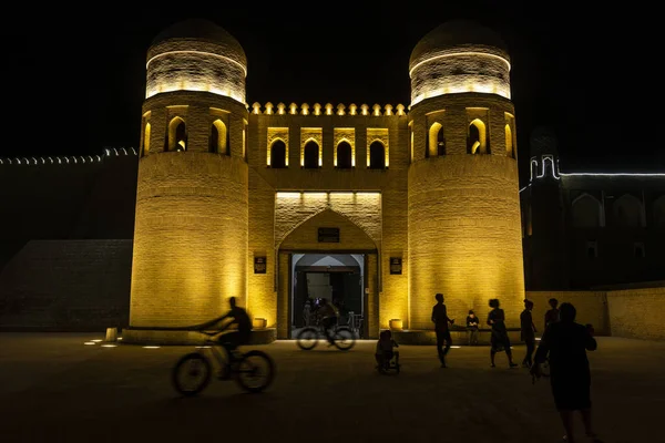 Khiva Uzbequistão Junho 2019 Noite Porta Oeste Com Torres Itchan — Fotografia de Stock