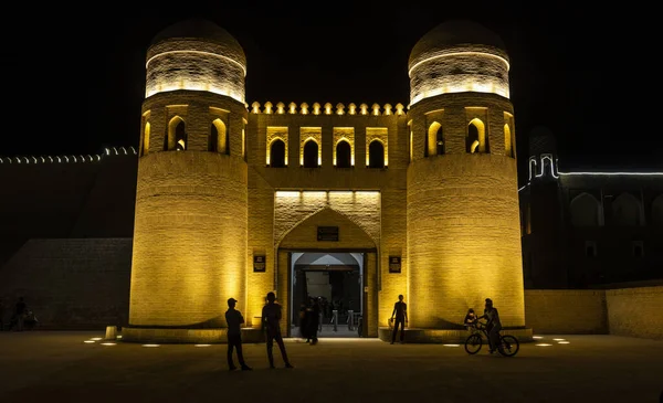 Khiva Uzbequistão Junho 2019 Noite Porta Oeste Com Torres Itchan — Fotografia de Stock