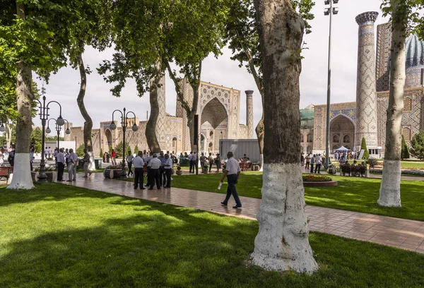 2019年6月9日 乌兹别克斯坦撒马尔罕 与人民 树木和人民广场在乌兹别克斯坦撒马尔罕市中心的宗教学校 — 图库照片