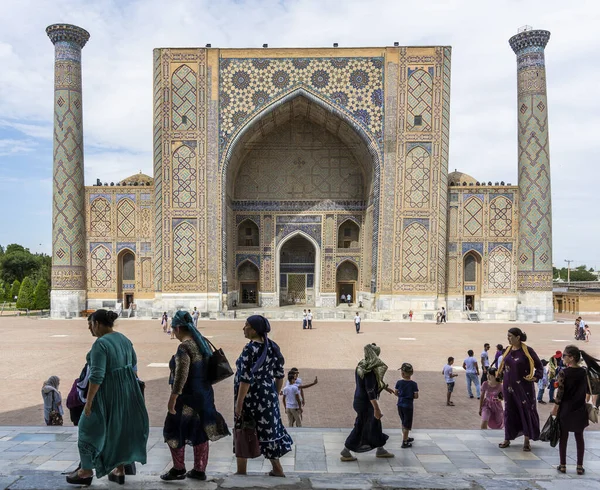 Samarqand Uzbequistão Junho 2019 Praça Com Pessoas Pessoas Ulugbek Madrasasi — Fotografia de Stock