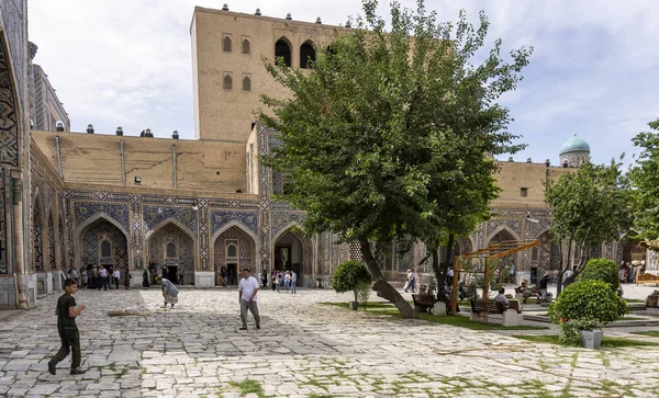 2019年6月9日 在乌兹别克斯坦撒马尔罕市中心的Tillya Kori Madrasah广场 — 图库照片