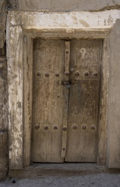 Özbekistan 'ın Buhara şehrinde kilitli eski ahşap kapı.