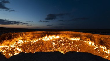 Türkmenistan 'daki Karakum Çölü' nde Darwaza (Derweze) gaz kraterinin yangını.
