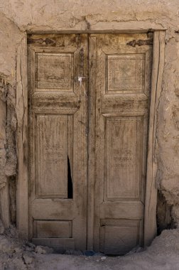 Özbekistan 'ın eski Khiva kasabasının merkezindeki bir evde süslü ahşap kapı..