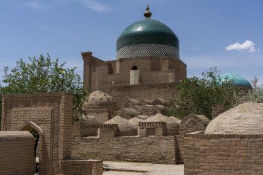 Özbekistan 'ın eski Khiva kasabasının merkezinde, İslom Hoja minaresi yakınlarındaki büyük camii..