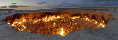 Türkmenistan 'daki Karakum Çölü' ndeki Darwaza (Derweze) gaz kraterinin yangınının panoraması.