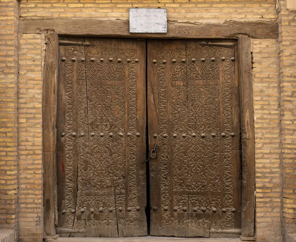 Khiva Uzbequistão Junho 2019 Porta Madeira Com Decoração Centro Cidade — Fotografia de Stock