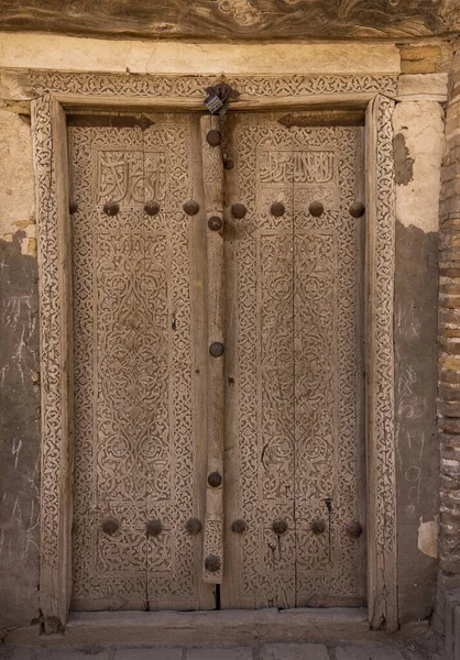 Khiva Uzbequistão Junho 2019 Porta Madeira Com Decoração Uma Casa — Fotografia de Stock