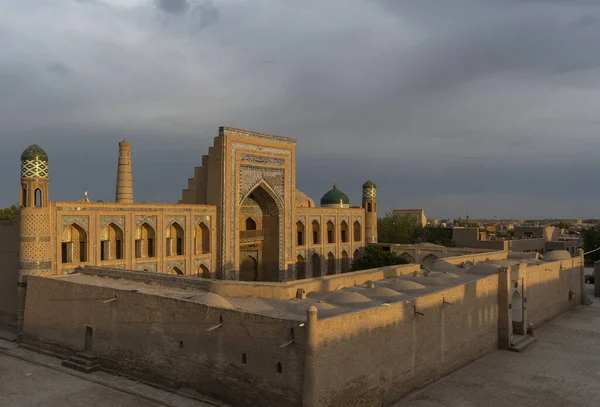 黄昏时分在Itchan Kala与乌兹别克斯坦Khiva市中心的老清真寺 — 图库照片