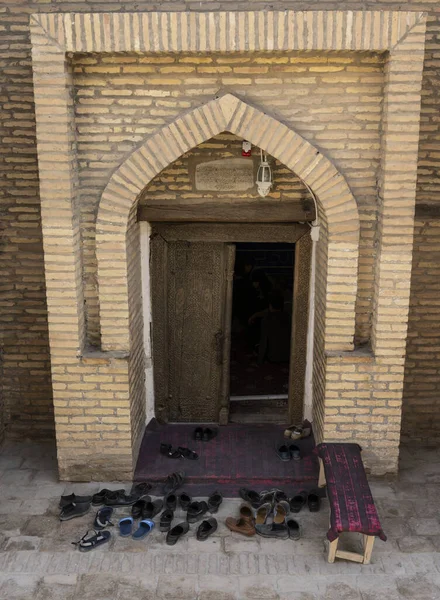Sapatos Porta Uma Mesquita Kviva Uzbequistão — Fotografia de Stock