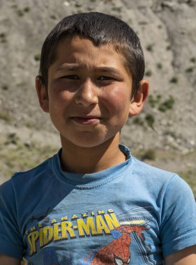 İskanderkul, Tadzjikistan - 13 Haziran 2019: Tadzjikistan 'da İskanderkul yakınlarında bir çocuğun portresi.