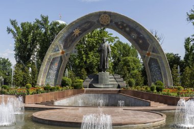 Dushanbe, Tazjikistan - 14 Haziran 2019: Dushanbe 'nin başkentinde Rudaki Parkı ve çeşmesi.