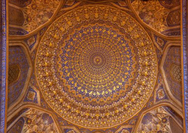 Samarka, Özbekistan - 9 Haziran 2019: Özbekistan 'ın merkezindeki Tillya-Kori Madrasah' ın altın ve mavi renkleriyle tavanı.
