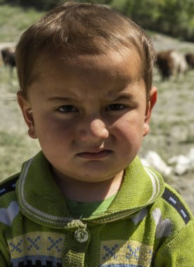 İskanderkul, Tazjikistan - 13 Haziran 2019: Tadzjikistan 'da İskanderkul yakınlarında bir çocuğun portresi.