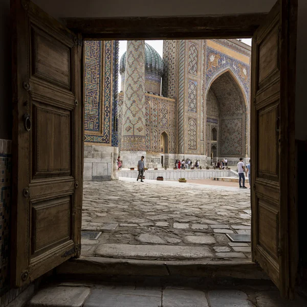 Samarqand Ουζμπεκιστάν Ιουνίου 2019 Τουρίστες Στο Madrasah Στο Κέντρο Της — Φωτογραφία Αρχείου