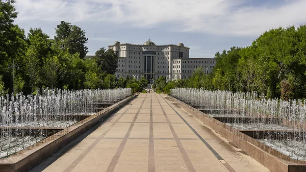 Dushanbe Tayikistán Junio 2019 Parque Rudaki Con Árboles Fuente Biblioteca —  Fotos de Stock