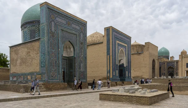 2019年6月9日 乌兹别克斯坦撒马尔罕 沙伊兹达墓地的陵墓 游客在乌兹别克斯坦撒马尔罕 — 图库照片
