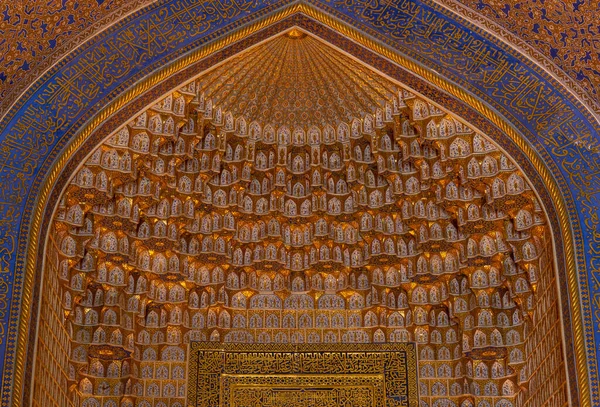 Samarcanda Uzbequistão Junho 2019 Teto Com Cores Douradas Azuis Madrassa — Fotografia de Stock