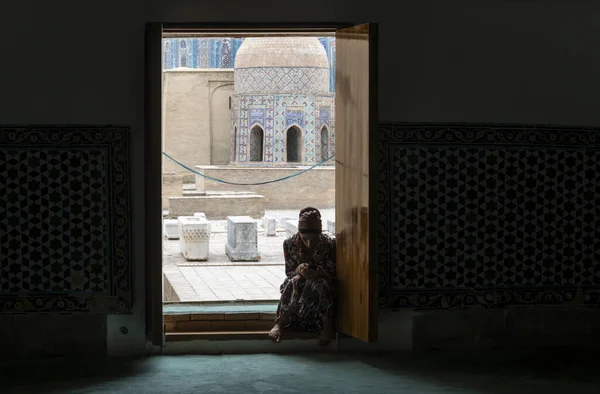 Samarqand Uzbequistão Junho 2019 Mulher Cemitério Shah Zinda Com Mausoléu — Fotografia de Stock