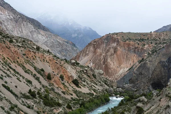 Una Ladera Montaña Colores Con Pequeños Árboles Tayikistán Cerca Iskanderkul —  Fotos de Stock