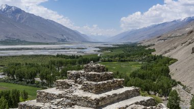 Vrang 'daki Budust Stupa Tacikistan' daki Panj nehri ile Wakhan Koridoru 'nda.