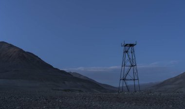 Tacikistan ile Afganistan arasında dağlar ve sınır gözetleme kulesi olan Reka Pamir Nehri Vadisi gece Tacikistan 'daki Pamir Otoyolu' ndaki Wakhan Vadisi 'nde.
