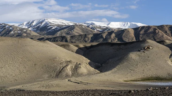 タジキスタンのパミール高原にあるワカン渓谷のタジキスタンとアフガニスタンの国境にある山のあるレカ パミール川渓谷 — ストック写真