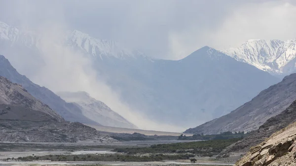 タジキスタンとアフガニスタンの国境にあるワカン回廊に木や砂州があるPanj川 高山脈 — ストック写真